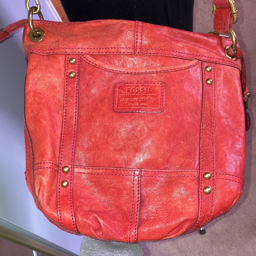 FOSSIL Vintage red leather crossbody purse in EUC! Adjustable strap, super clean